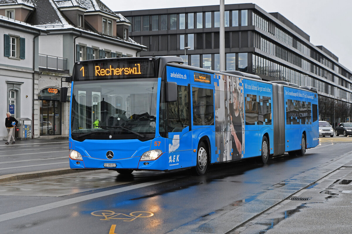 Mercedes Citaro 57 mit der aekelektro.ch Werbung, auf der Linie 1, fährt am 18.01.2023 zur Haltestelle beim Bahnhof Solothurn.