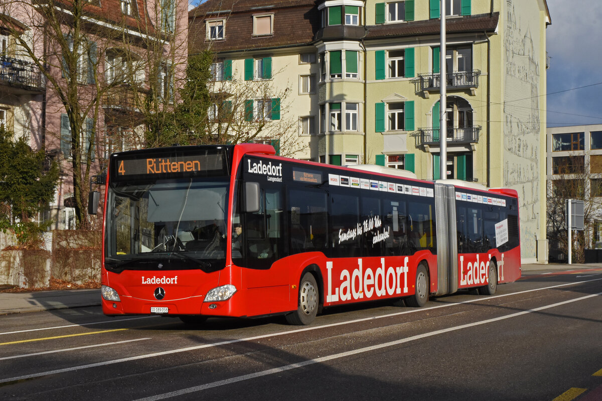 Mercedes Citaro 58 der BSU, auf der Linie 4, fährt zur Haltestelle beim Bahnhof Solothurn. Die Aufnahme stammt vom 06.12.2021.