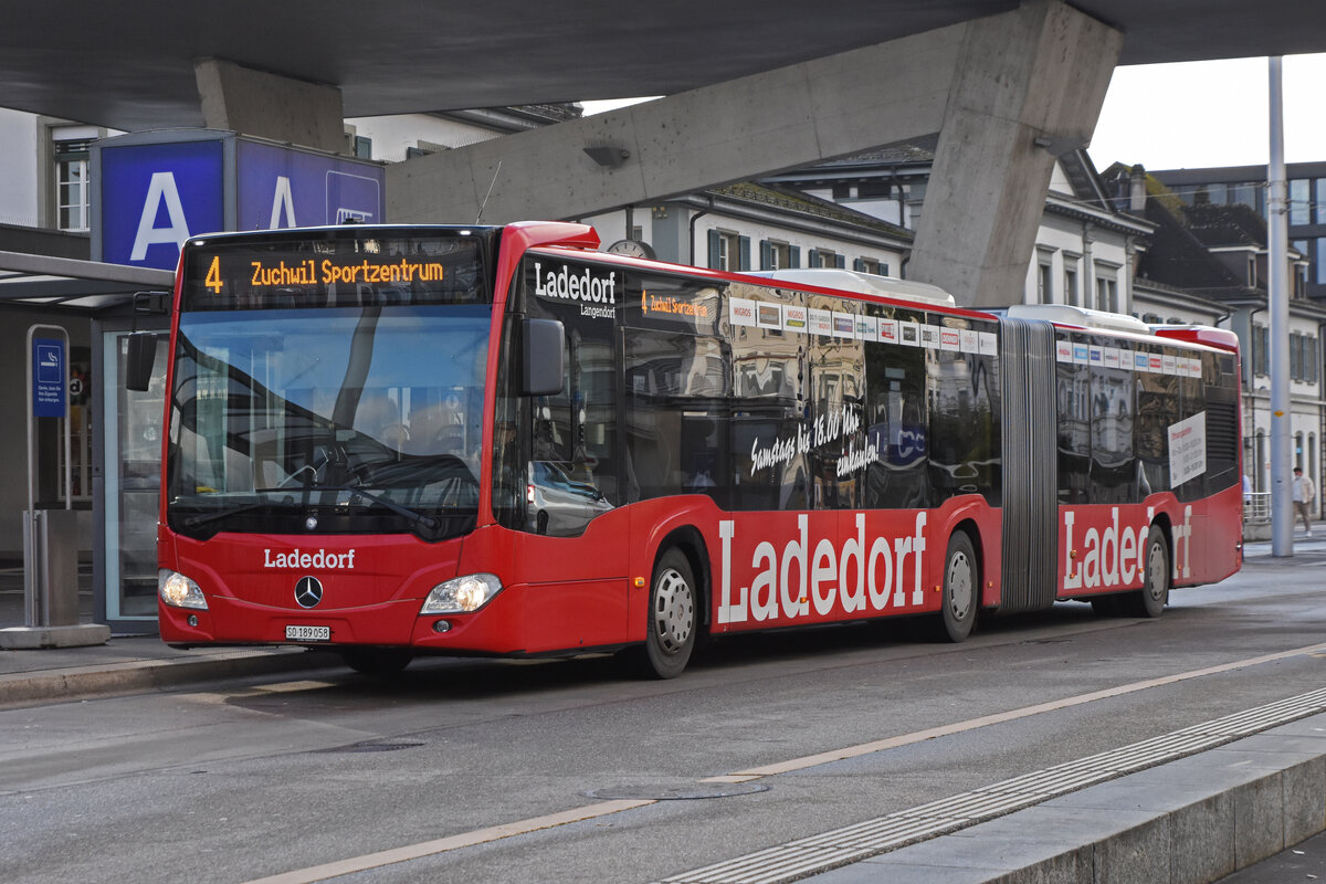 Mercedes Citaro 58 mit der Werbung für das Einkaufszentrum Ladedorf, auf der Linie 4, wartet an der Haltestelle beim Bahnhof Solothurn. Die Aufnahme stammt vom 06.12.2021. 