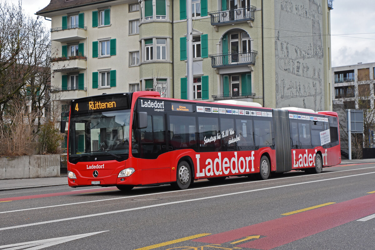 Mercedes Citaro 58 mit der Werbung für das Einkaufszentrum Ladedorf, auf der Linie 4, fährt zur Haltestelle beim Bahnhof Solothurn. Die Aufnahme stammt vom 06.12.2021.
