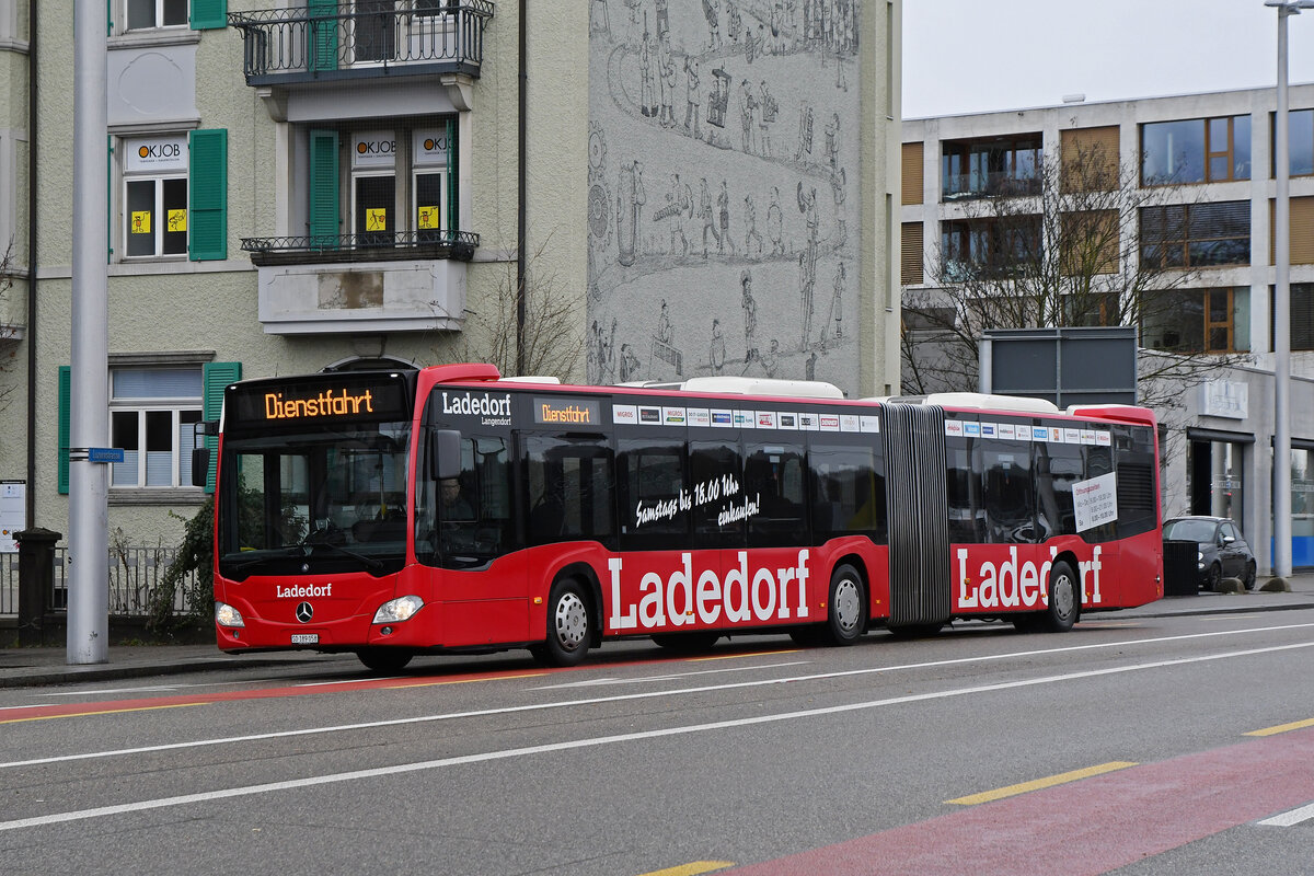 Mercedes Citaro 58 Mit der Werbung für das Einkaufscenter Ladedorf fährt am 18.01.2023 als Dienstfahrt zur Haltestelle beim Bahnhof Solothurn.