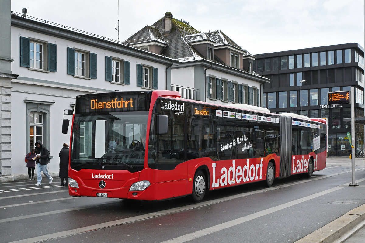 Mercedes Citaro 58 Mit der Werbung für das Einkaufscenter Ladedorf wartet am 18.01.2023 als Dienstfahrt an der Haltestelle beim Bahnhof Solothurn.