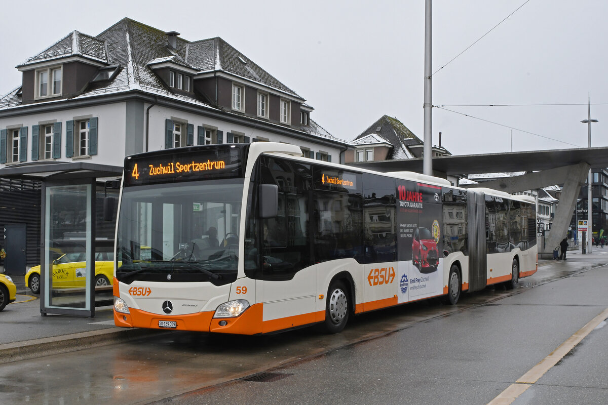 Mercedes Citaro 59 der BSU, auf der Linie 4, wartet am 18.01.2023 an der Haltestelle beim Bahnhof Solothurn.