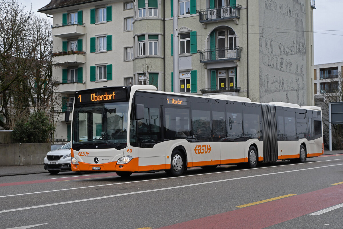 Mercedes Citaro 60, auf der Linie 1, fährt am 18.01.2023 zur Haltestelle am Bahnhof Solothurn.