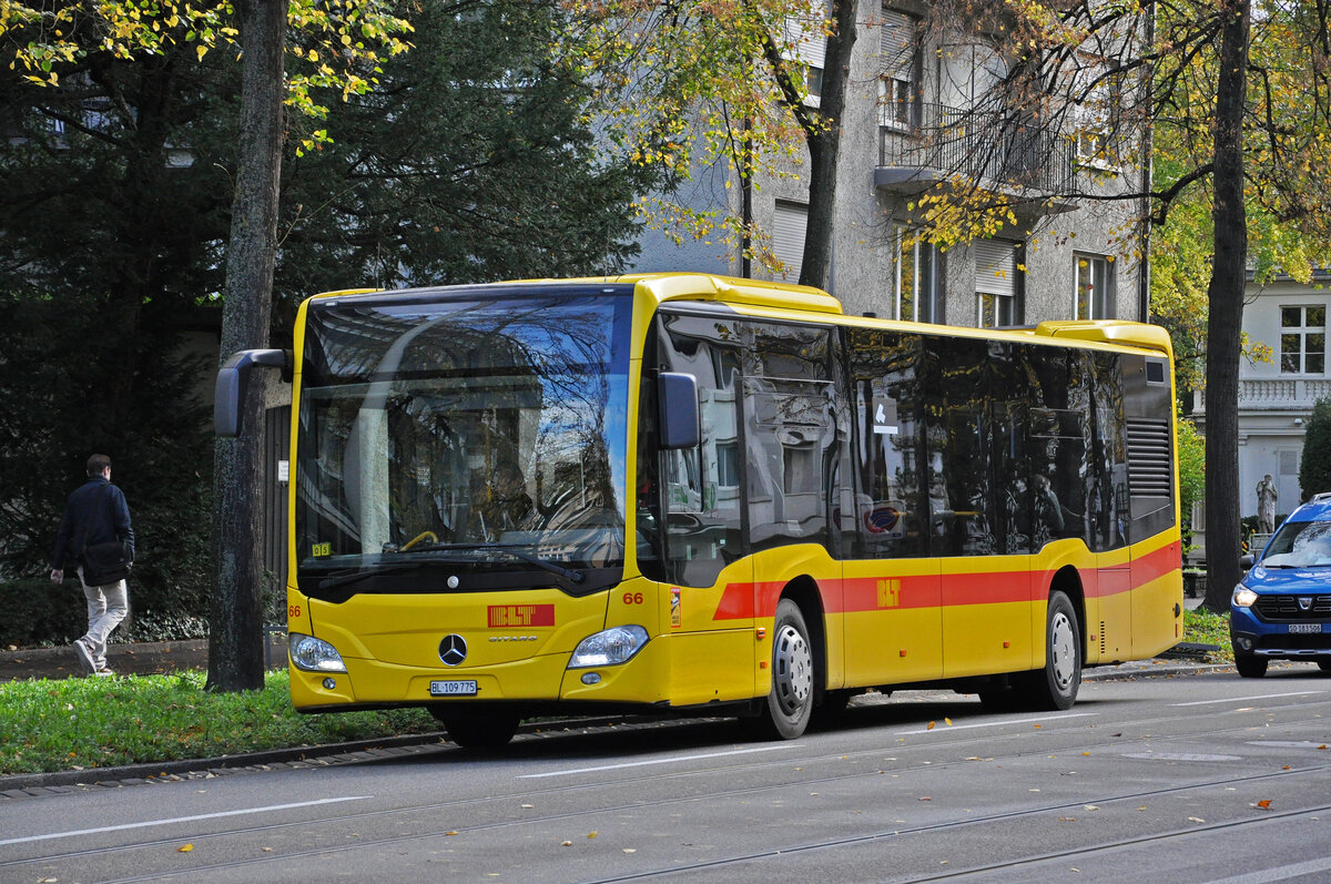 Mercedes Citaro 66 der BLT, auf der Linie 37, fährt am 01.11.2022 zur Endstation am Aeschenplatz.