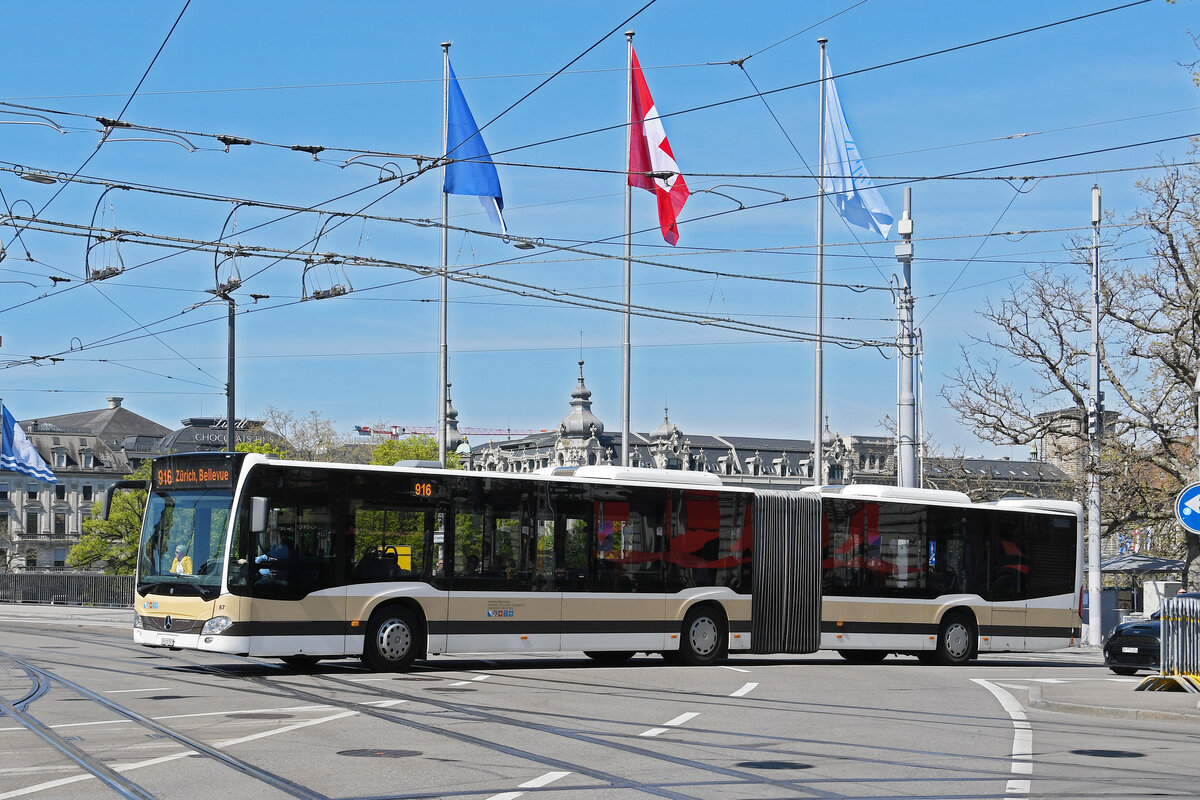 Mercedes Citaro 67 vom Busbetrieb Zürich-Zollikon-Küsnacht, auf der Linie916, fährt am 12.04.2024 bei der Haltestelle Bellevue ein.