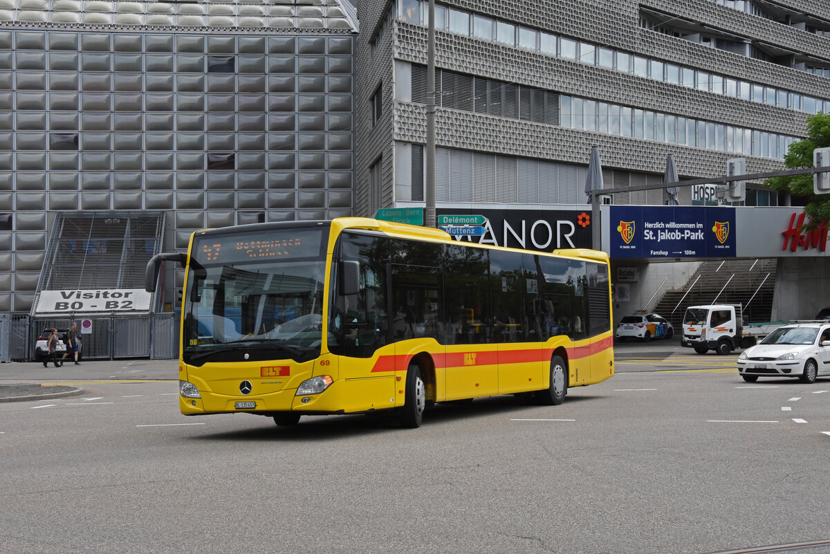 Mercedes Citaro 69 der BLT, auf der Linie 47, fährt zur Haltestelle St. Jakob. Die Aufnahme stammt vom 30.06.2021.