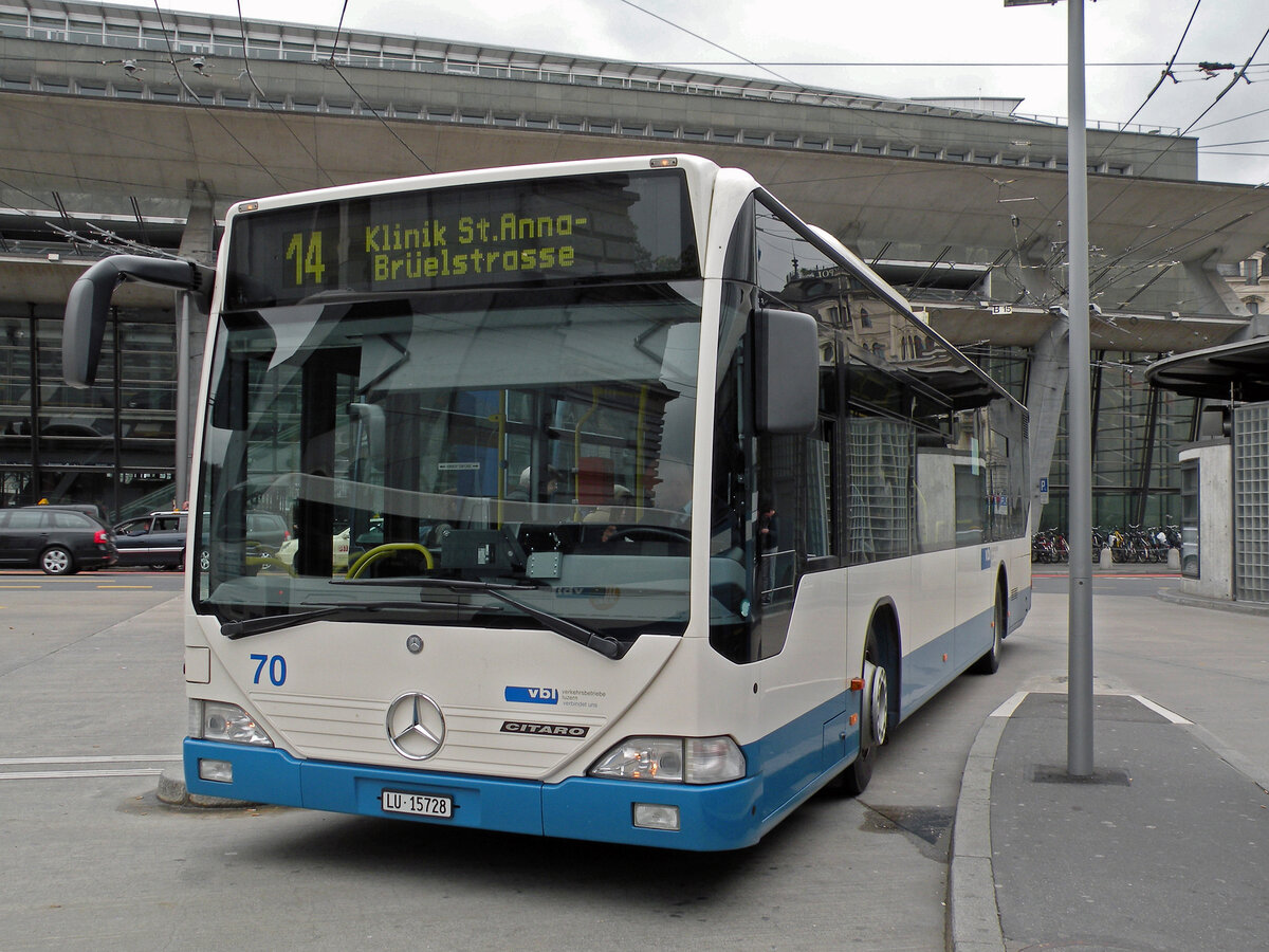 Mercedes Citaro 70, auf der Linie 14, wartet am 04.05.2010 an der Haltestelle beim Bahnhof Luzern.