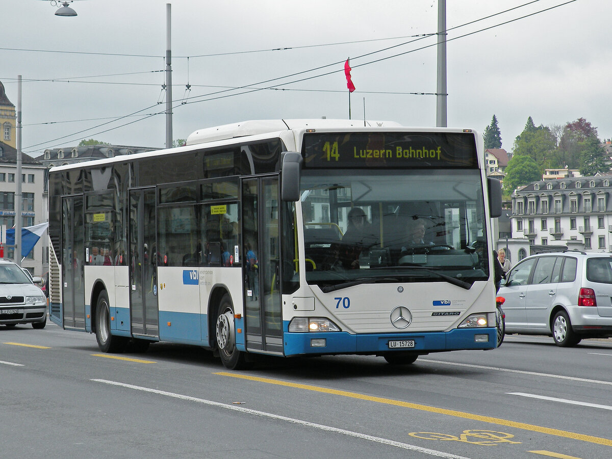 Mercedes Citaro 70, auf der Linie 14, fährt am 04.05.2010 über die Seebrücke zur Haltestelle beim Bahnhof Luzern.