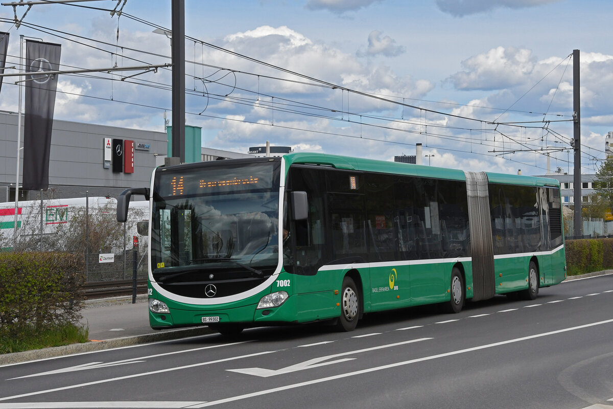 Mercedes Citaro 7002, auf der Tramersatzlinie 14, die wegen einer Grossbaustelle nicht mit Tramzügen fahren kann, bedient am 14.04.2023 die Haltestelle Lachmatt.