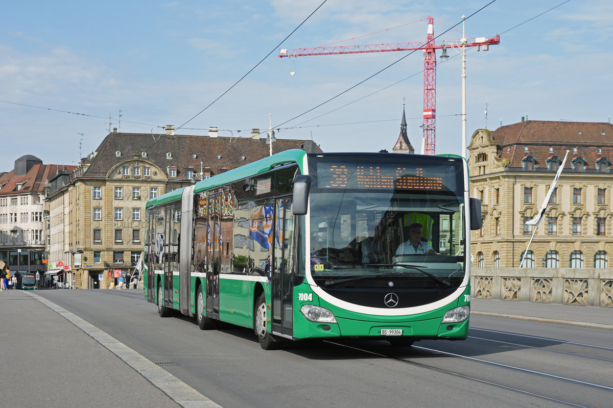 Mercedes Citaro 7004, auf der Linie 38, überquert die Mittlere Rheinbrücke. Die Aufnahme stammt vom 27.07.2019.