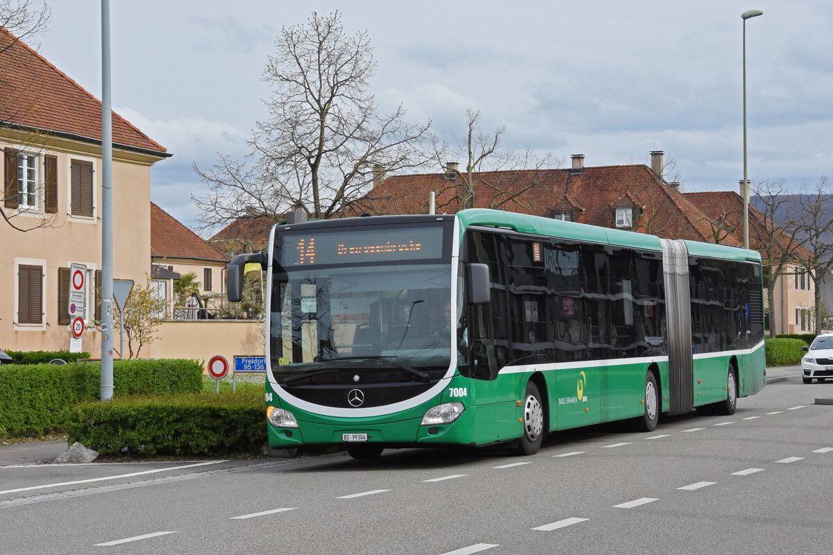 Mercedes Citaro 7004, auf der Tramersatzlinie 14, die wegen einer Grossbaustelle nicht mit Tramzügen fahren kann, bedient am 11.04.2023 die provisorische Haltestelle Freidorf.