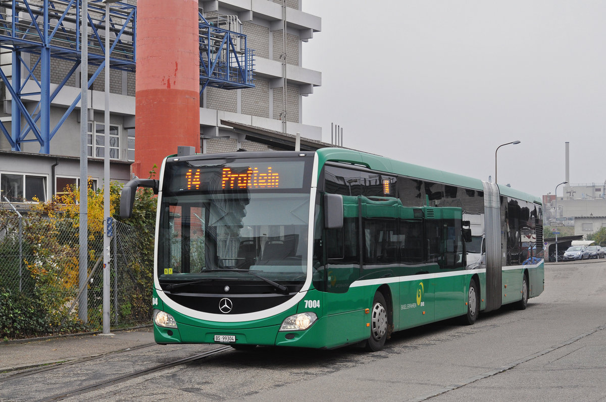 Mercedes Citaro 7004 steht als Tramersatz auf der Linie 14 im Einsatz. Hier fährt der Bus zur Haltestelle beim Bahnhof Pratteln. Die Aufnahme stammt vom 28.10.2016.