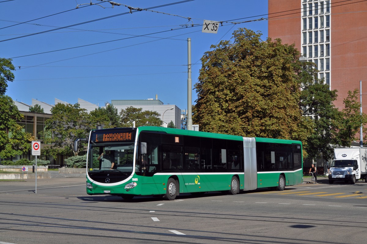 Mercedes Citaro 7005 fährt mit der Fahrschule von der Haltestelle CIBA Richtung Dreirosenbrücke. Die Aufnahme stammt vom 21.09.2015.