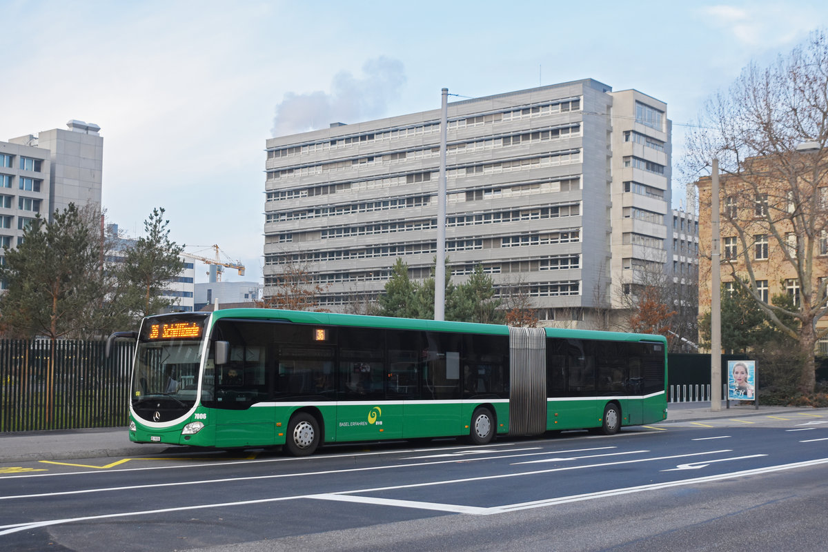 Mercedes Citaro 7006, auf der Linie 36, bedient die Haltestelle am badischen Bahnhof. Die Aufnahme stammt vom 28.12.2018.