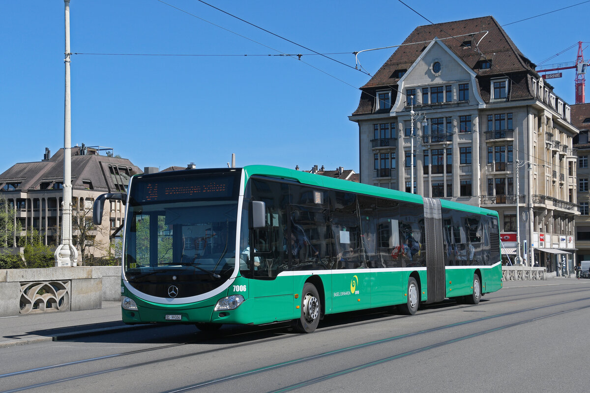 Mercedes Citaro 7006, auf der Linie 34, �berquert am 07.04.2026 die Mittlere Rheinbr�cke. Aufnahme Basel.