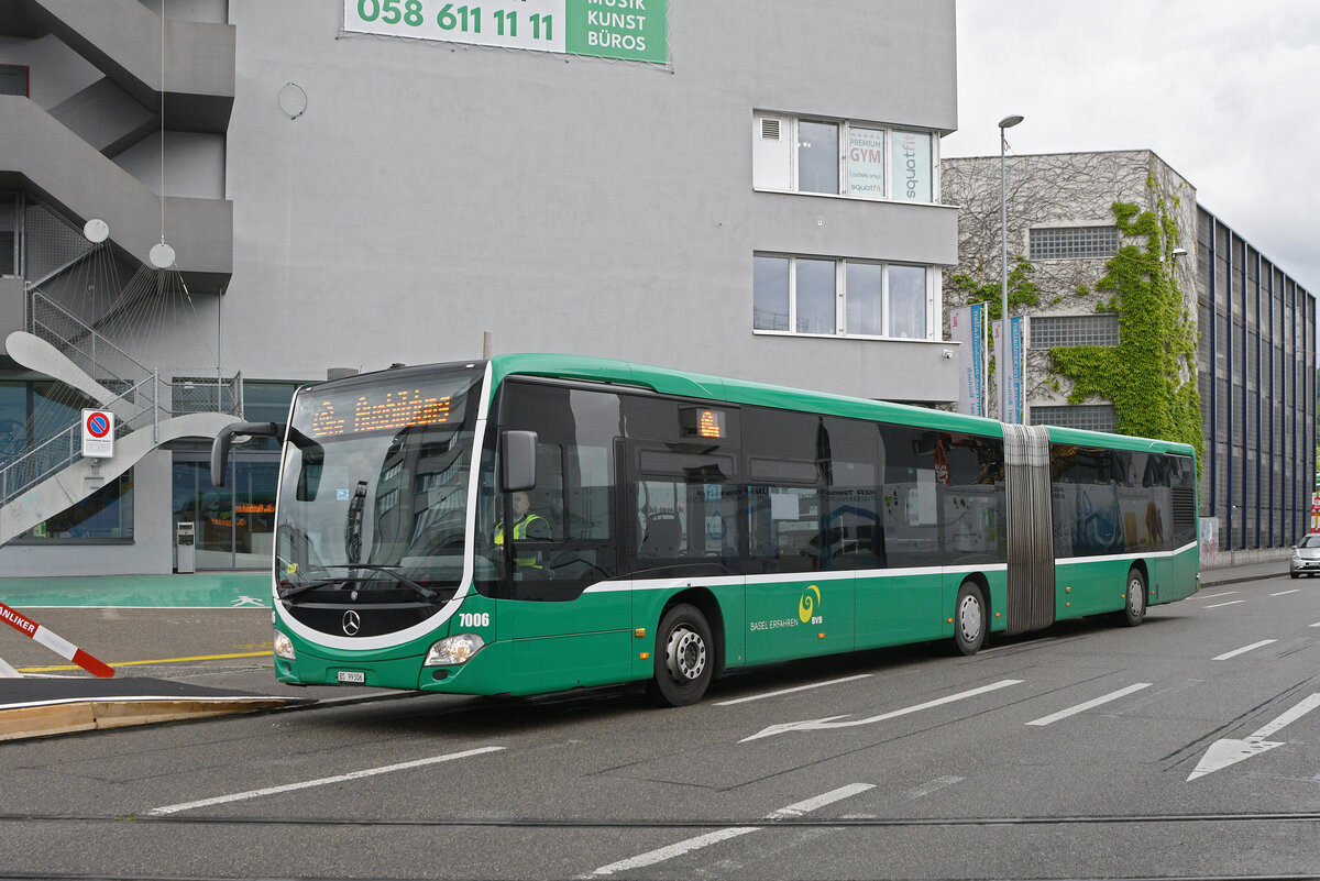 Mercedes Citaro 7006 f�hrt am 18.05.2026 mit der Fahrschule zur Haltestelle Denkmal. Aufnahme Basel.
