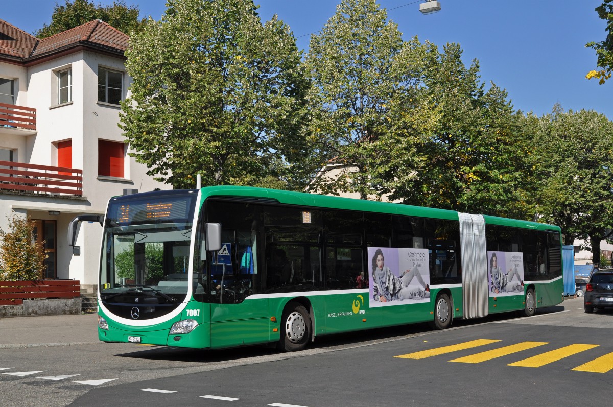Mercedes Citaro 7007 auf der Linie 34 fährt zur Haltestelle Rosengartenweg. Die Aufnahme stammt vom 02.10.2015.
