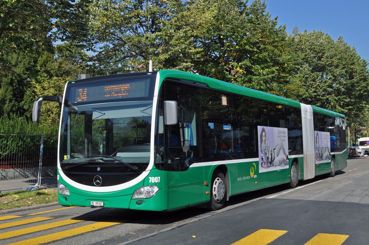 Mercedes Citaro 7007 auf der Linie 34 fährt zur Haltestelle am Rosengartenweg. Die Aufnahme stammt vom 02.10.2015.