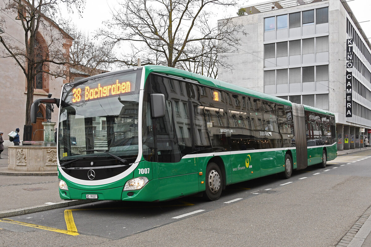 Mercedes Citaro 7007, auf der Linie 38, bedient am 28.01.2023 die Haltestelle am Claraplatz.