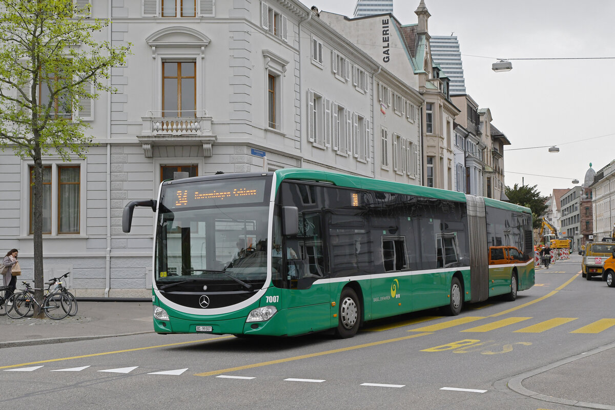 Mercedes Citaro 7007, auf der Linie 34, fährt am 08.04.2024 bei der Haltestelle Wettsteinplatz ein.