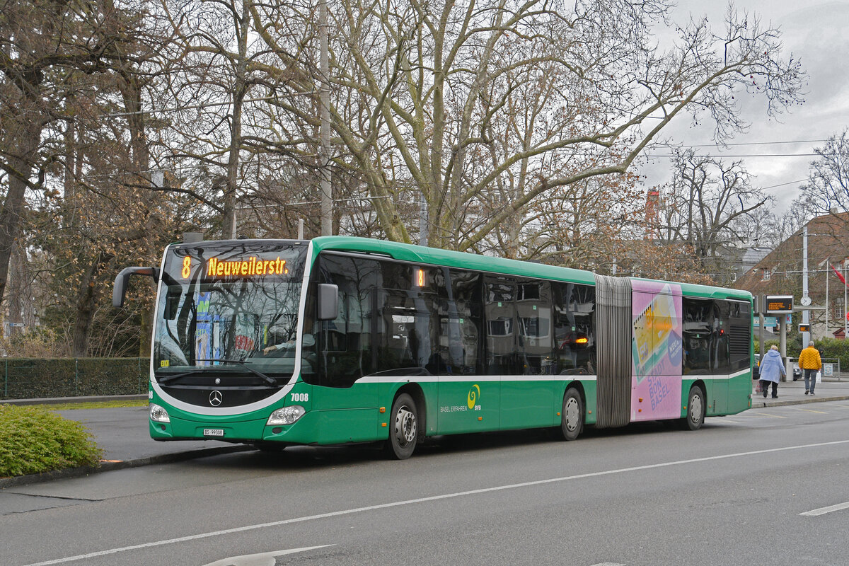 Mercedes Citaro 7008, auf der Tramersatzlinie 8, wartet am 26.01.2026 an der Haltestelle Schützenhaus. Aufnahme Basel.
