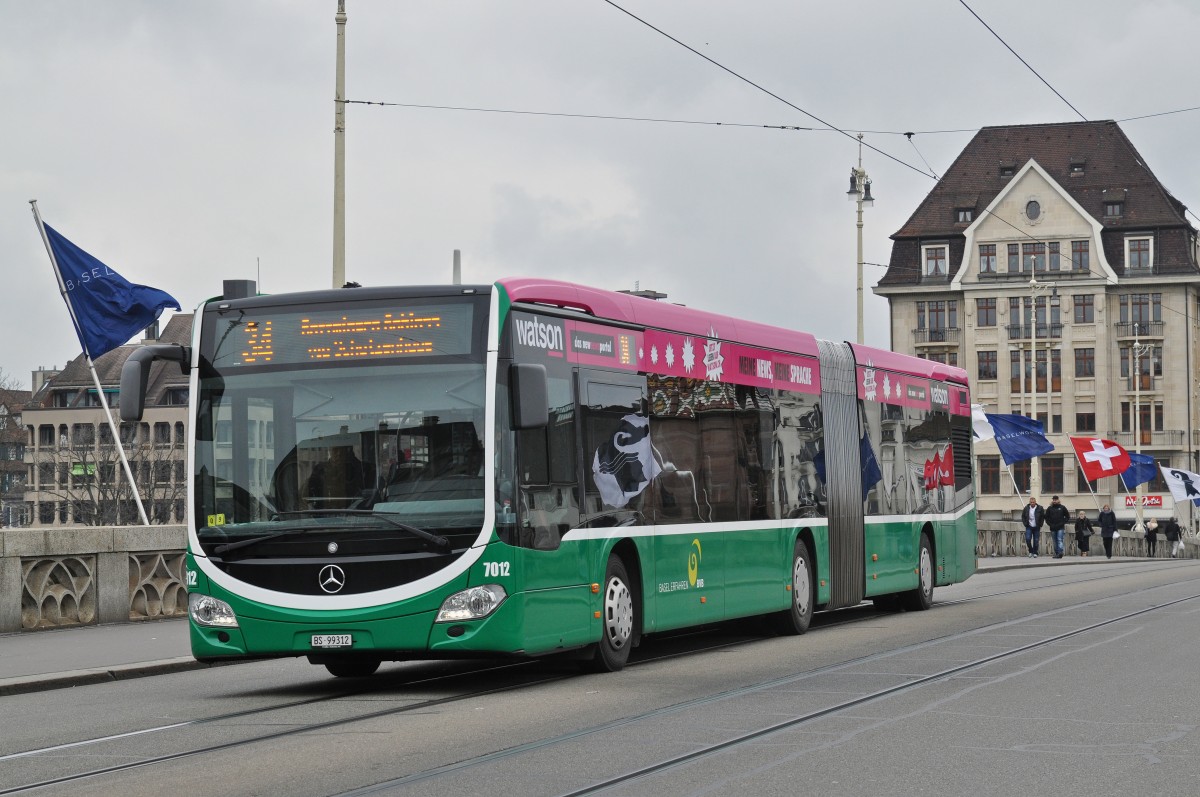 Mercedes Citaro 7012 auf der Linie 34 überquert die Mittlere Rheinbrücke. Die Aufnahme stammt vom 08.03.2016.