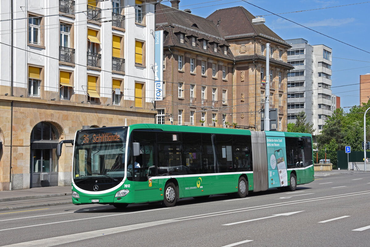 Mercedes Citaro 7012, auf der Linie 36, verlässt die Haltestelle beim badischen Bahnhof. Die Aufnahme stammt vom 20.05.2022.