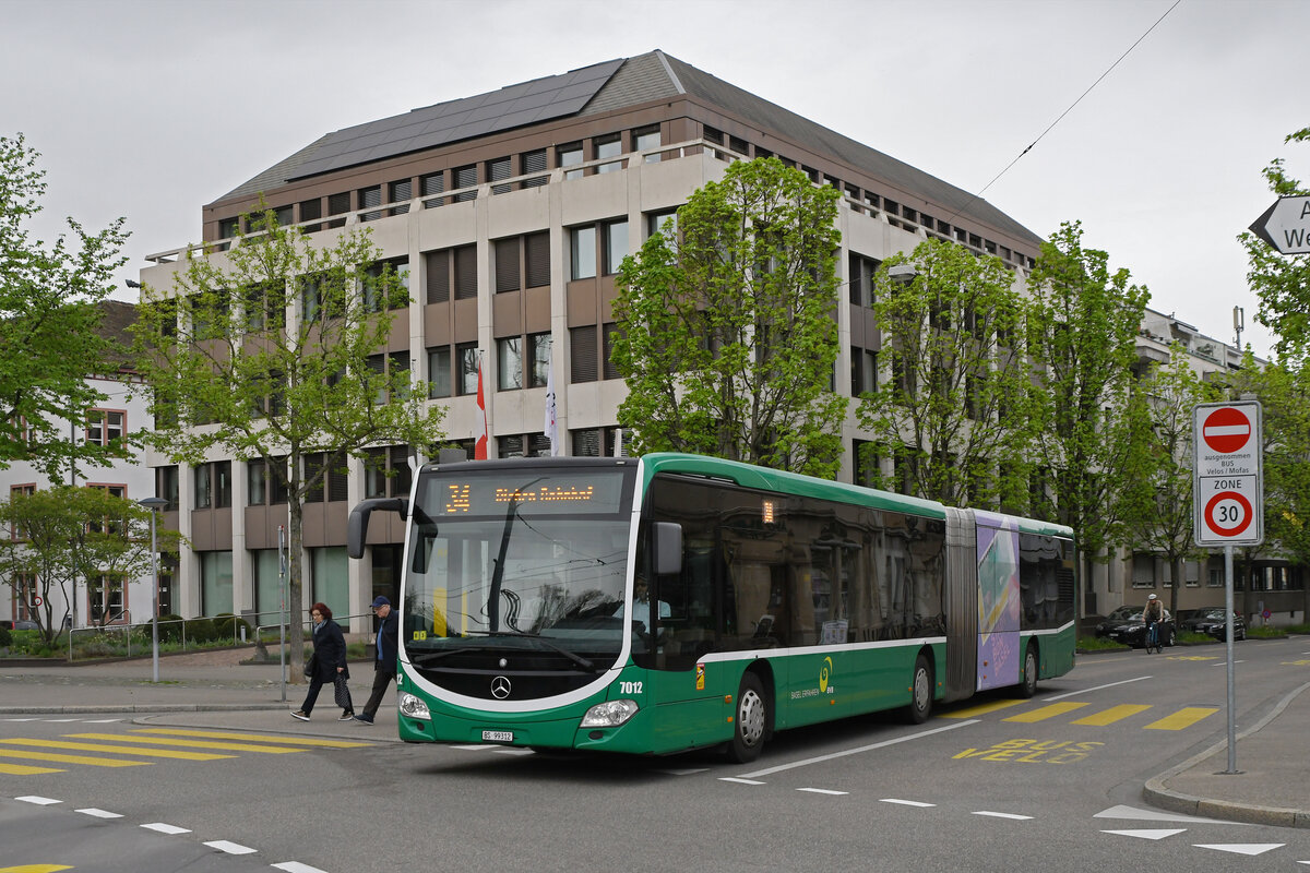 Mercedes Citaro 7012, auf der Linie 34, fährt am 08.04.2024 bei der Haltestelle Wettsteinplatz ein.