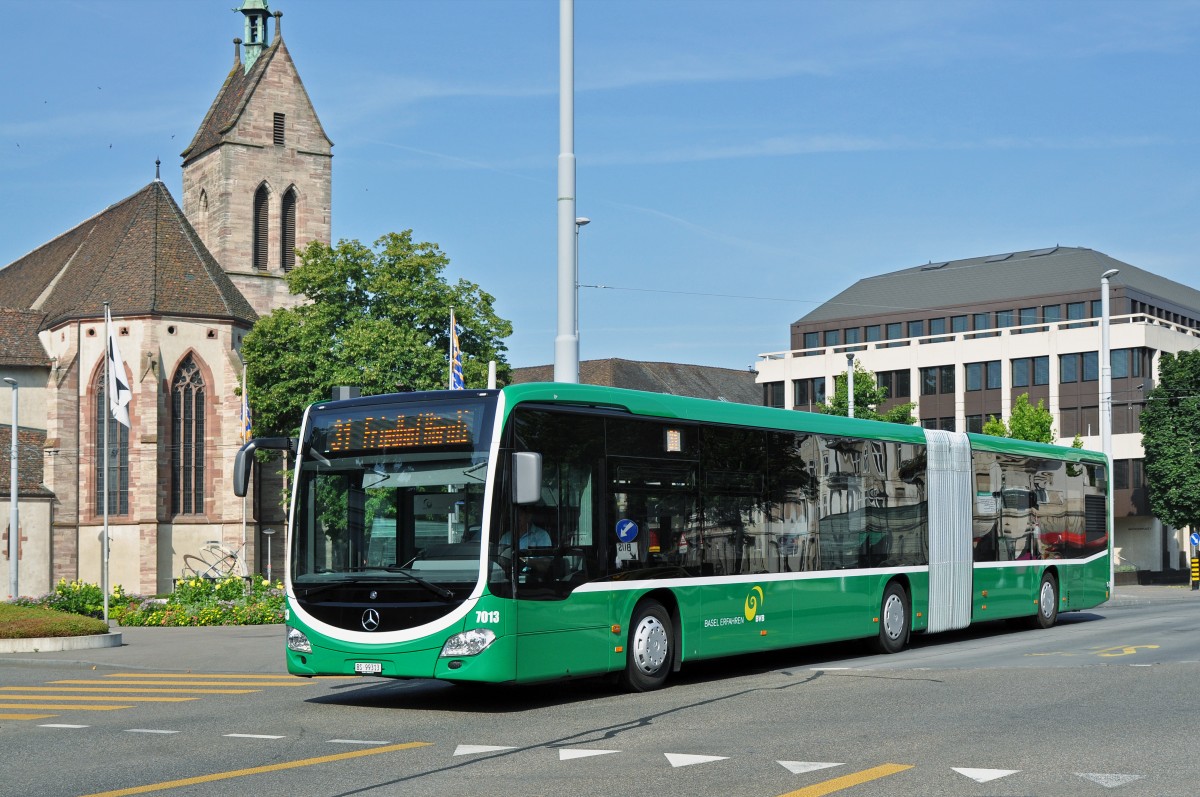 Mercedes Citaro 7013 auf der Linie 31 verlässt die Haltestelle am Wettsteinplatz Richtung Haltestelle Rosengartenweg. Die Aufnahme stammt vom 04.07.2015.