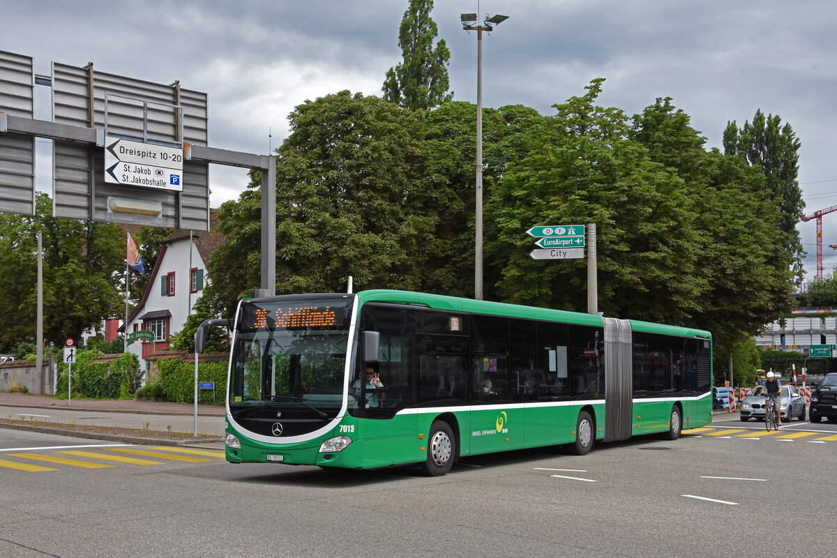 Mercedes Citaro 7013, auf der Linie 36, fährt bei der Haltestelle St. Jakob ein. Die Aufnahme stammt vom 30.06.2021.