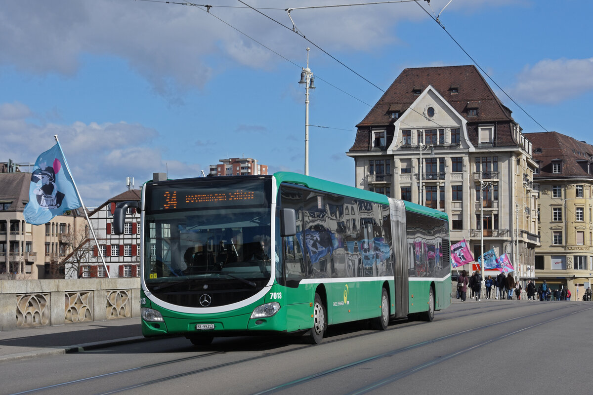 Mercedes Citaro 7013, auf der Linie 34, überquert die Mittlere Rheinbrücke. Die Aufnahme stammt vom 26.02.2022.