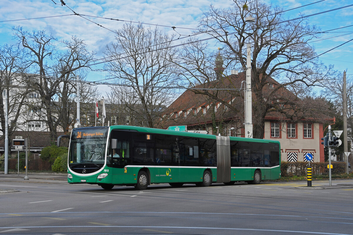 Mercedes Citaro 7013, auf der Linie 34, fährt am 03.01.2023 zur Haltestelle Schützenhaus.