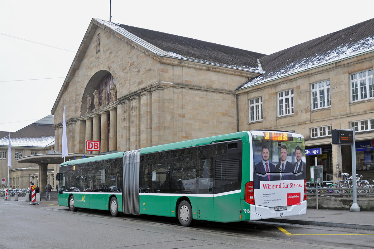 Mercedes Citaro 7015, auf der Linie 30, wartet an der Endstation beim Badischen Bahnhof. Die Aufnahme stammt vom 19.03.2018.