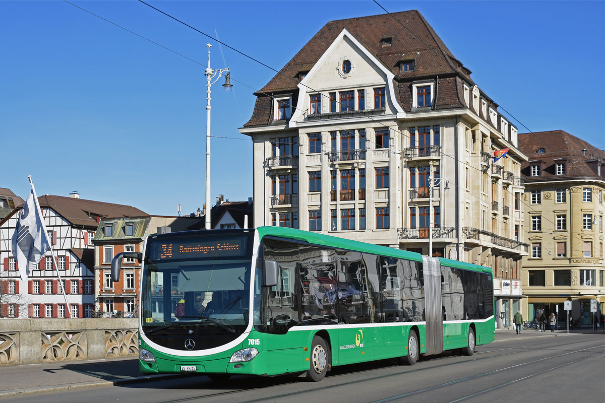 Mercedes Citaro 7015, auf der Linie 34, überquert die Mittlere Rheinbrücke. Die Aufnahme stammt vom 13.02.2019.
