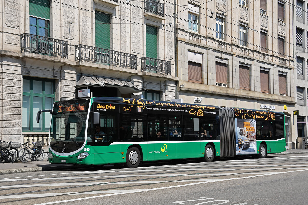 Mercedes Citaro 7015, auf der Linie 30, fährt am 11.07.2023 durch die Centralbahnstrasse zur Haltestelle Steinenschanze.