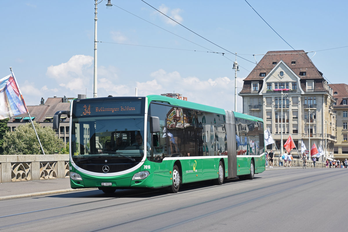 Mercedes Citaro 7016, auf der Linie 34, überquert die Mittlere Rheinbrücke. Die Aufnahme stammt vom 30.06.2018.