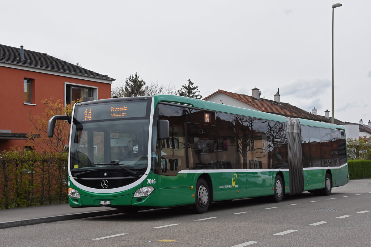 Mercedes Citaro 7016, auf der Tramersatzlinie 14, die wegen einer Grossbaustelle nicht mit Tramzügen fahren kann, bedient am 11.04.2023 die provisorische Haltestelle Freidorf.
