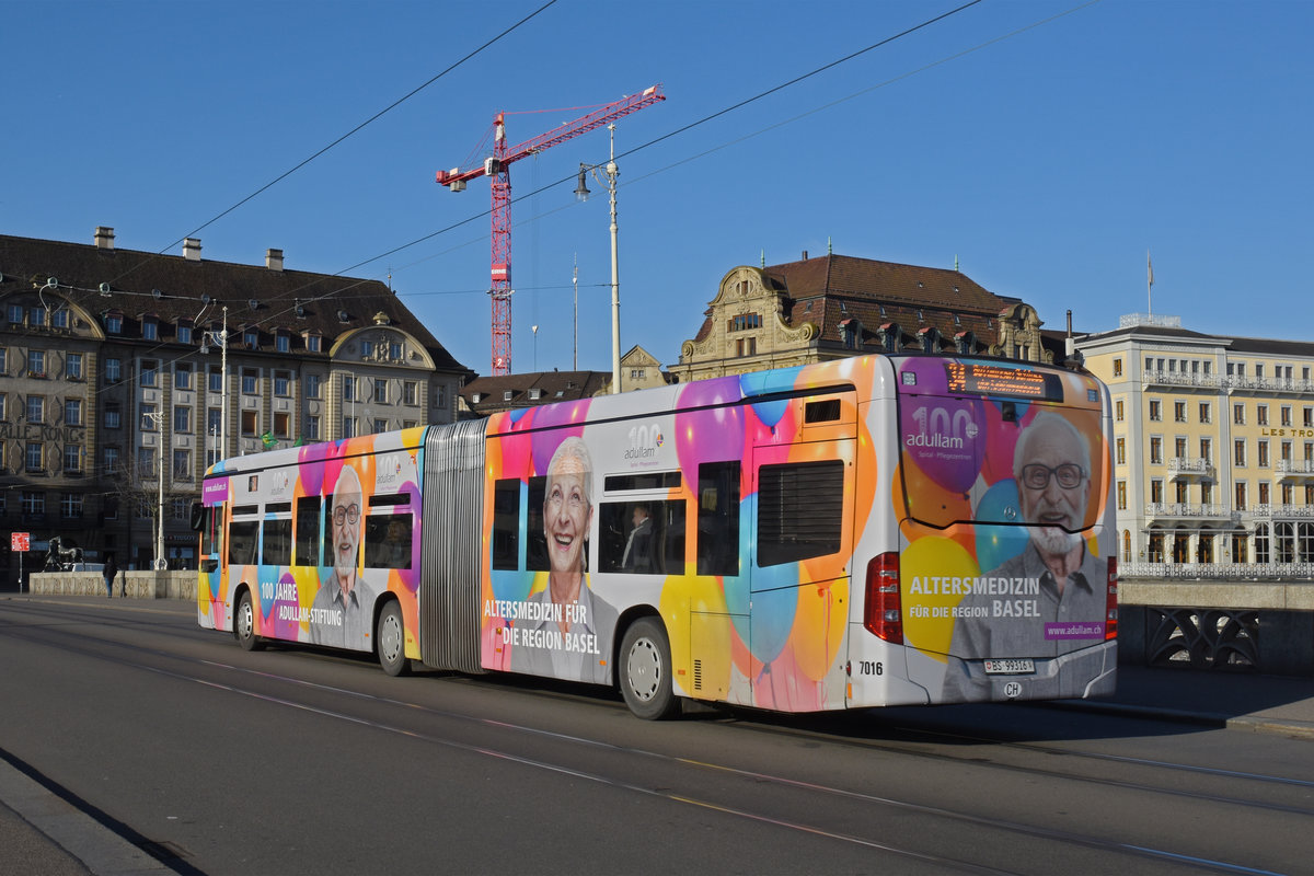 Mercedes Citaro 7016 mit der Werbung für 100 Jahre Adullam Stiftung, auf der Linie 34, überquert die Mittlere Rheinbrücke. Die Aufnahme stammt vom 28.02.2020.