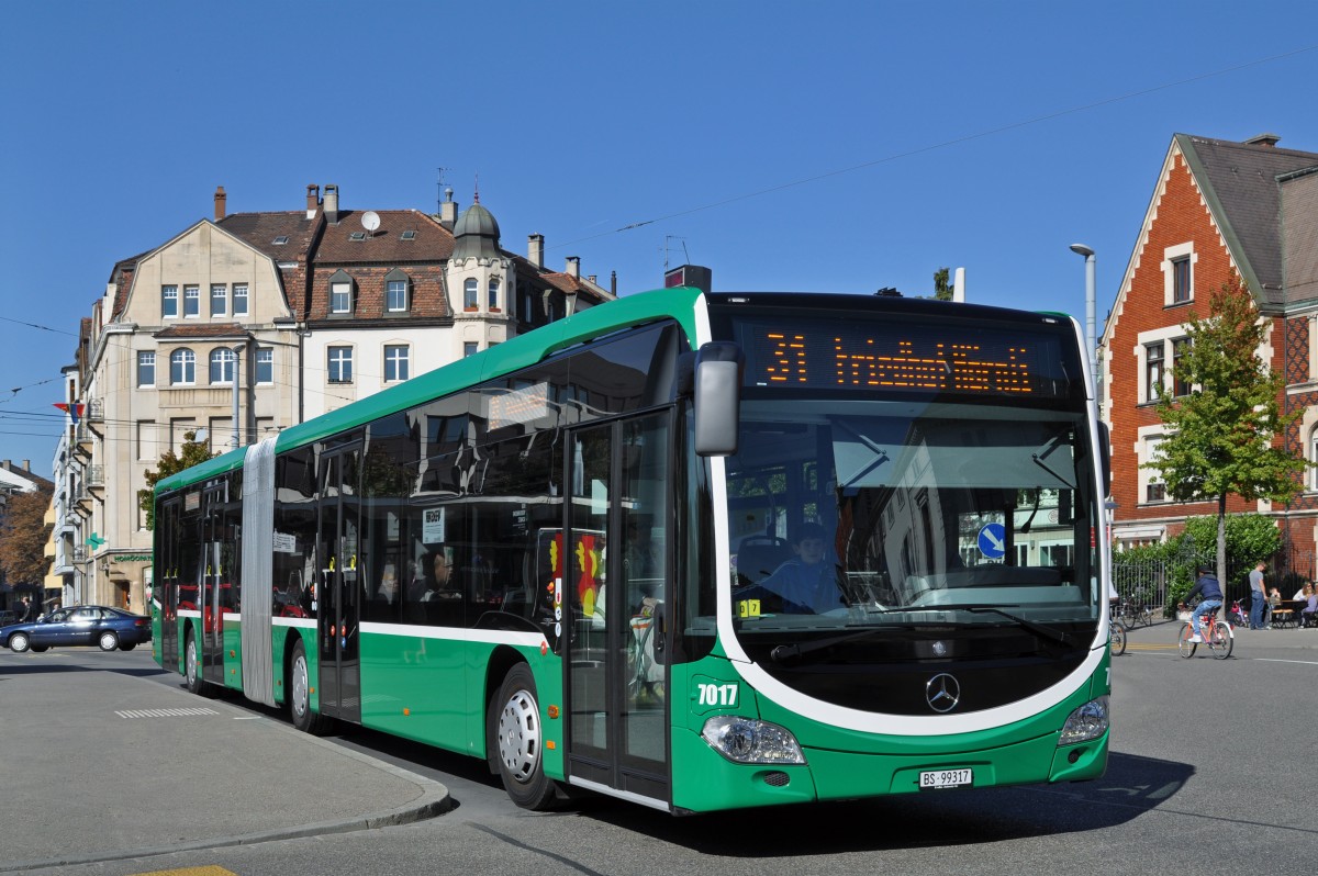 Mercedes Citaro 7017 auf der Linie 31 verlässt die die Haltestelle am Wettsteinplatz Richtung Rosengartenweg. Die Aufnahme stammt vom 03.10.2015.
