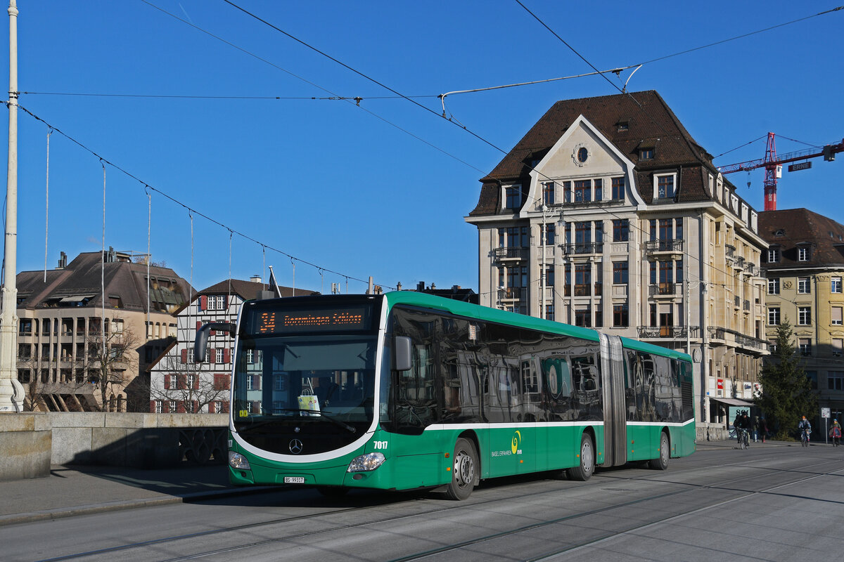 Mercedes Citaro 7017, auf der Linie 34, überquert am 05.01.2026 die Mittlere Rheinbrücke. Aufnahme Basel.