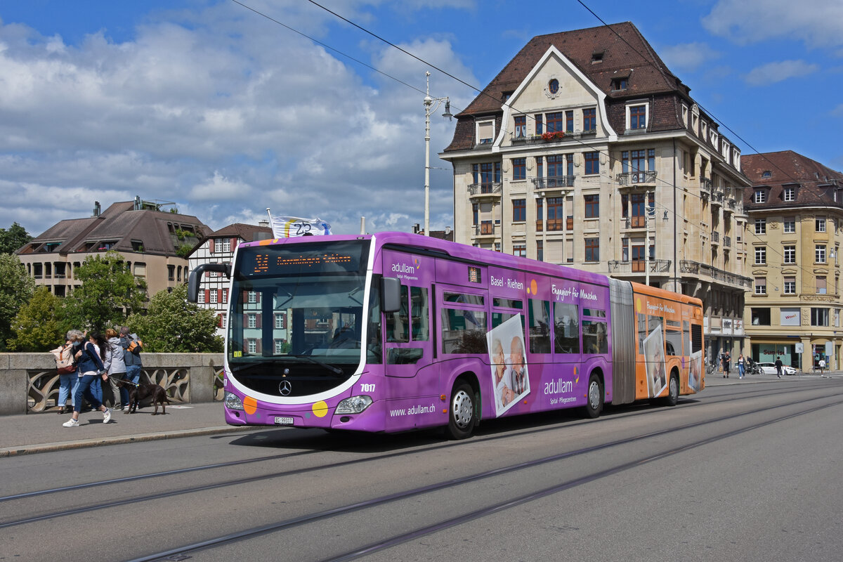 Mercedes Citaro 7017 mit der Adullam Werbung, auf der Linie 34, überquert die Mittlere Rheinbrücke. Die Aufnahme stammt vom 16.08.2021.