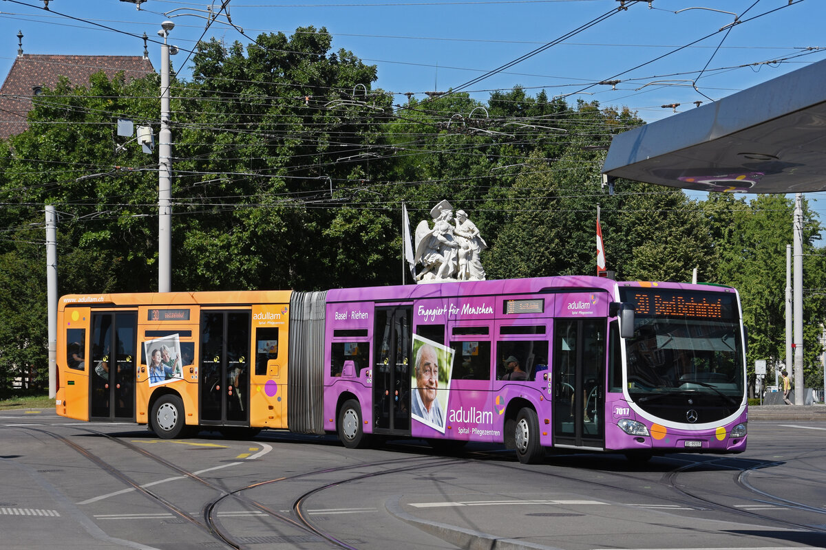 Mercedes Citaro 7017 mit der Adullam Werbung, auf der Linie 30, fährt zur Endstation am Bahnhof SBB. Die Aufnahme stammt vom 16.07.2022