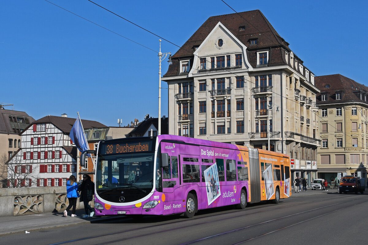 Mercedes Citaro 7017 mit der Adullam Werbung, auf der Linie 38, überquert am 09.02.2023 die Mittlere Rheinbrücke.