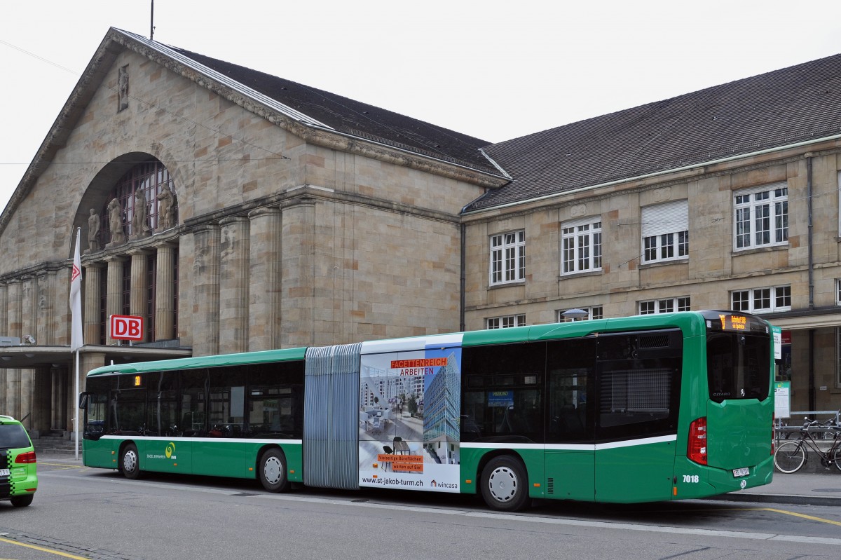 Mercedes Citaro 7018 auf der Linie 30 wartet an der Endstation am Badischen Bahnhof. Die Aufnahme stammt vom 13.10.2015.