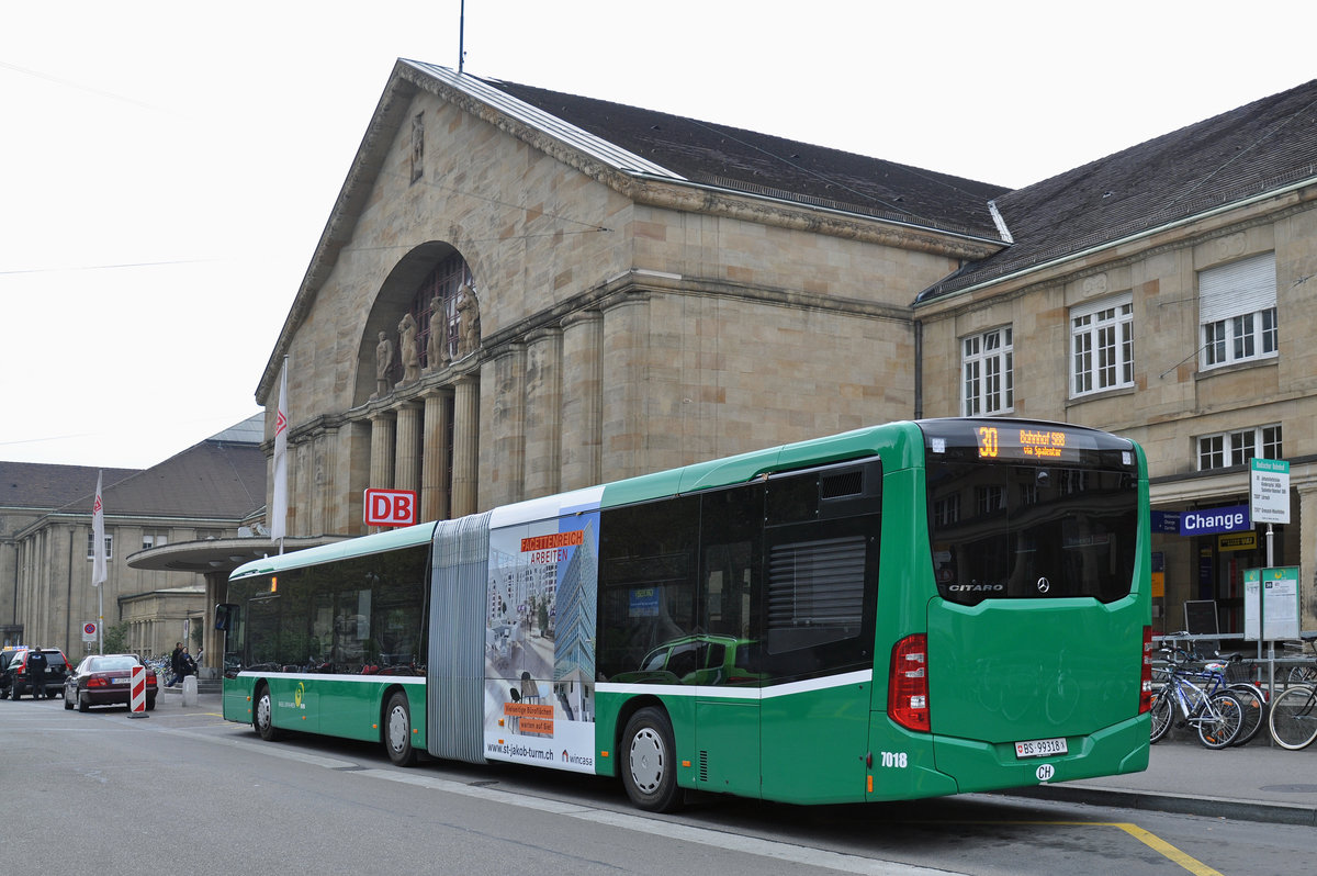 Mercedes Citaro 7018, auf der Linie 30, wartet an der Endhaltestelle am Badischen Bahnhof. Die Aufnahme stammt vom 13.10.2015.