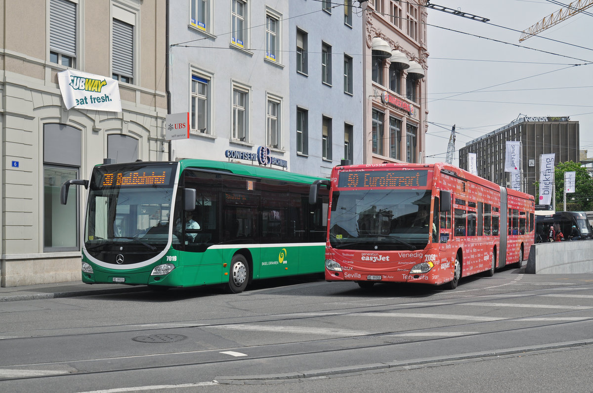 Mercedes Citaro 7019 und 7050, mit easy Jet Werbung, begegnen sich am Bahnhof SBB. Die Aufnahme stammt vom 30.04.2016.