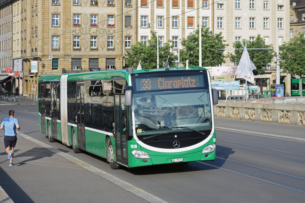 Mercedes Citaro 7019, auf der Linie 38, überquert die Mittlere Rheinbrücke. Die Aufnahme stammt vom 02.06.2018.