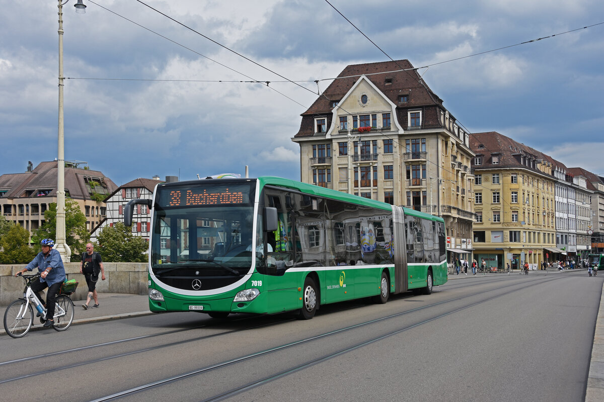 Mercedes Citaro 7019, auf der Linie 38, überquert die Mittlere Rheinbrücke. Die Aufnahme stammt vom 26.08.2021.