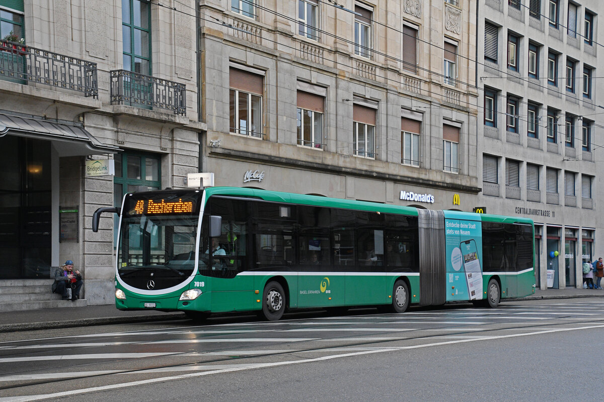 Mercedes Citaro 7019, auf der Linie 48, fährt am 08.12.2025 durch die Centralbahnstrasse Richtung Haltestelle Schützenhaus. Aufnahme Basel.